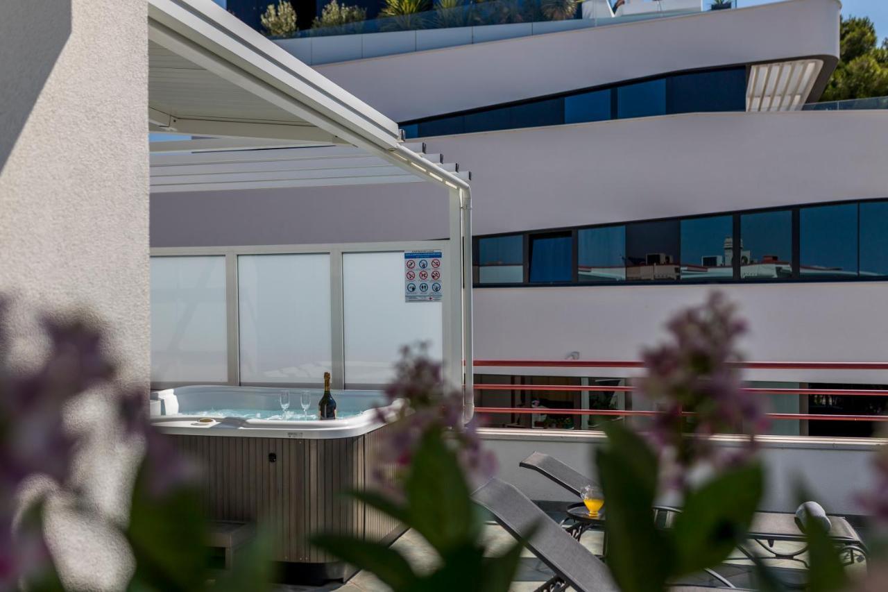 Апартаменты Seaside Penthouse With Hot Tub Sky Living Сплит Экстерьер фото