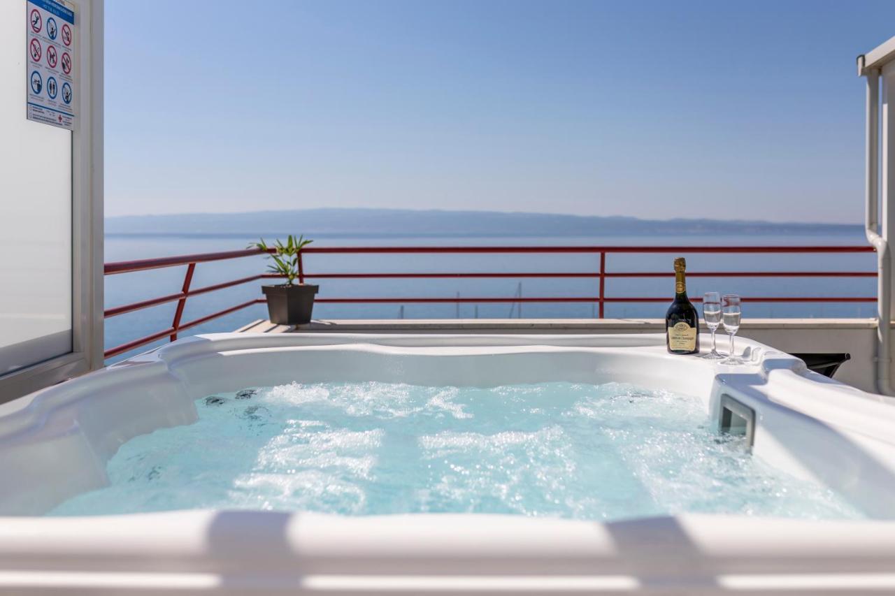 Апартаменты Seaside Penthouse With Hot Tub Sky Living Сплит Экстерьер фото