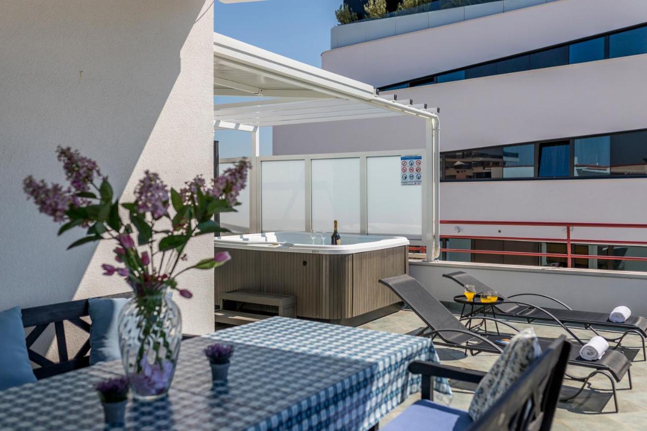 Апартаменты Seaside Penthouse With Hot Tub Sky Living Сплит Экстерьер фото