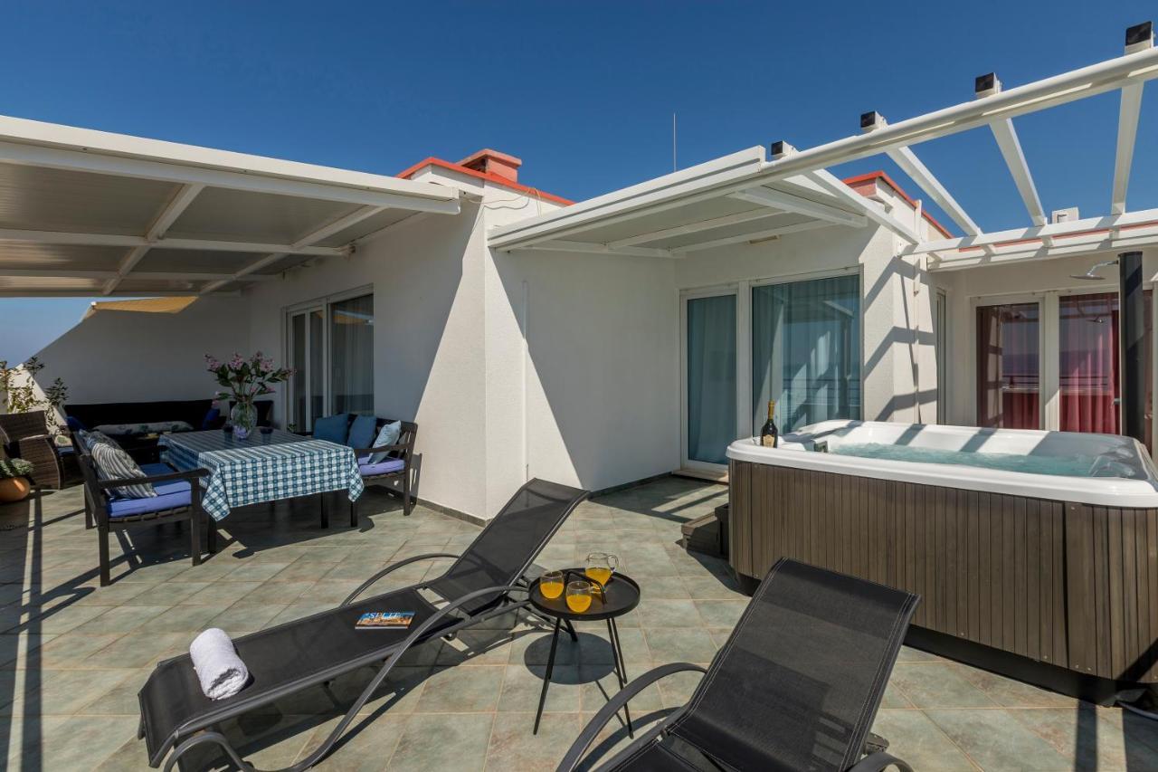 Апартаменты Seaside Penthouse With Hot Tub Sky Living Сплит Экстерьер фото